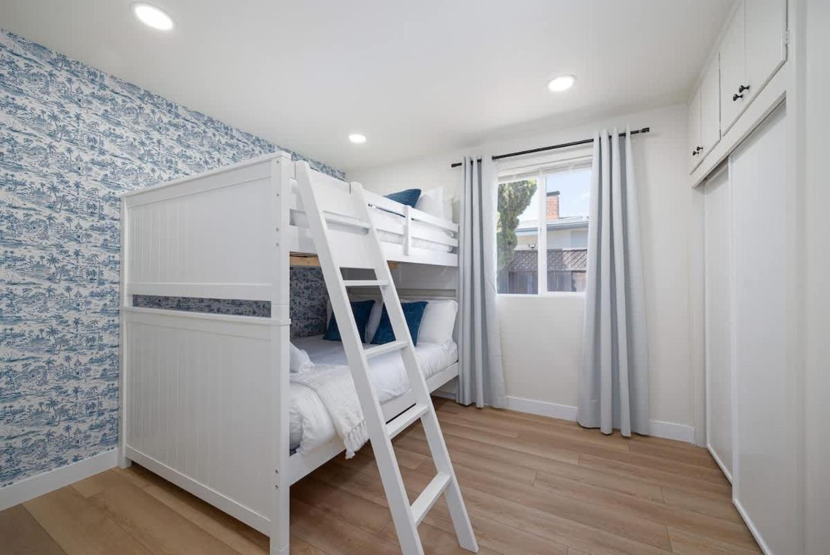 4 Miles To And Newly Renovated San Diego